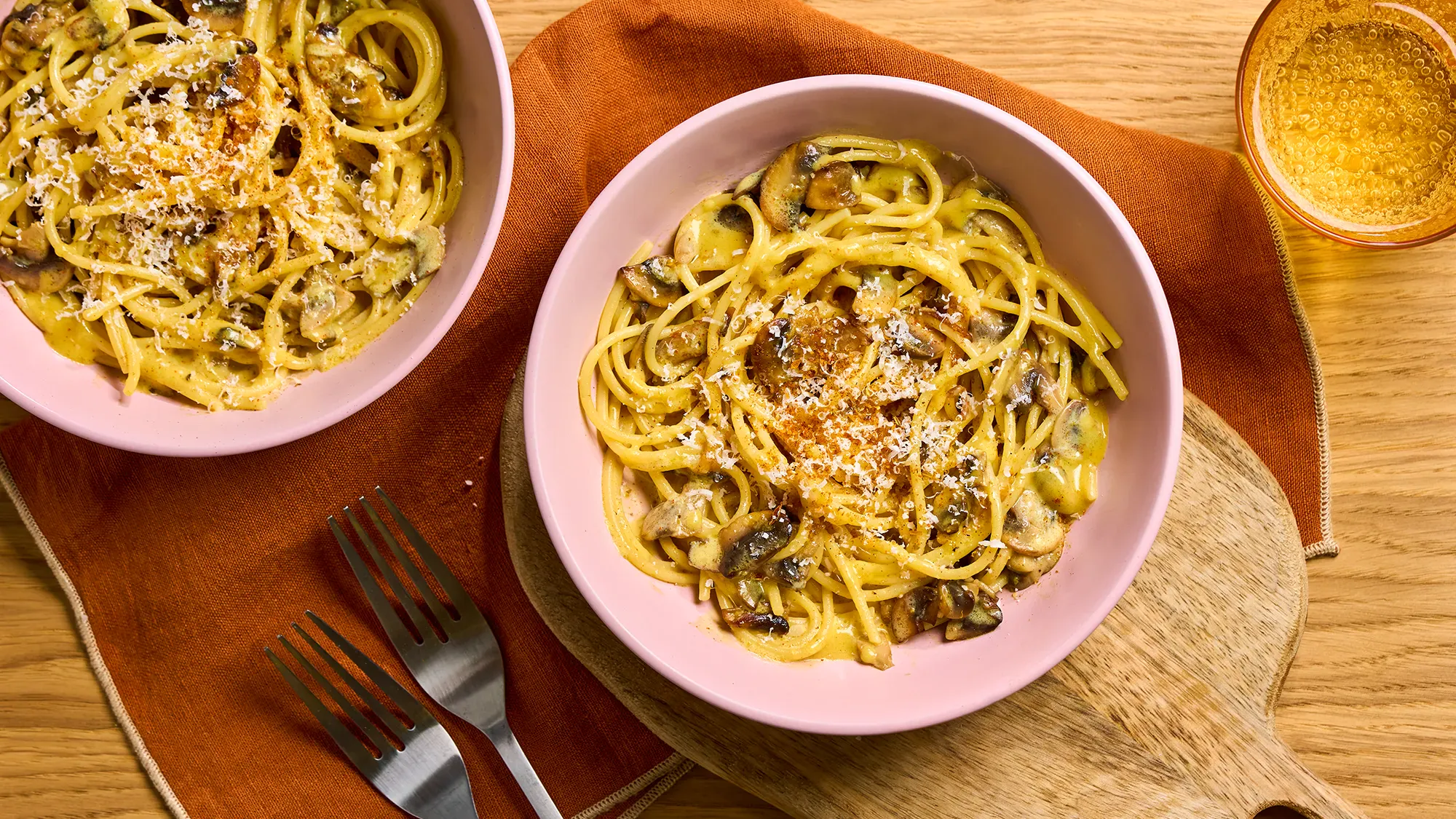 creamy_mushroom_pasta_colombian_spices_2000x1125