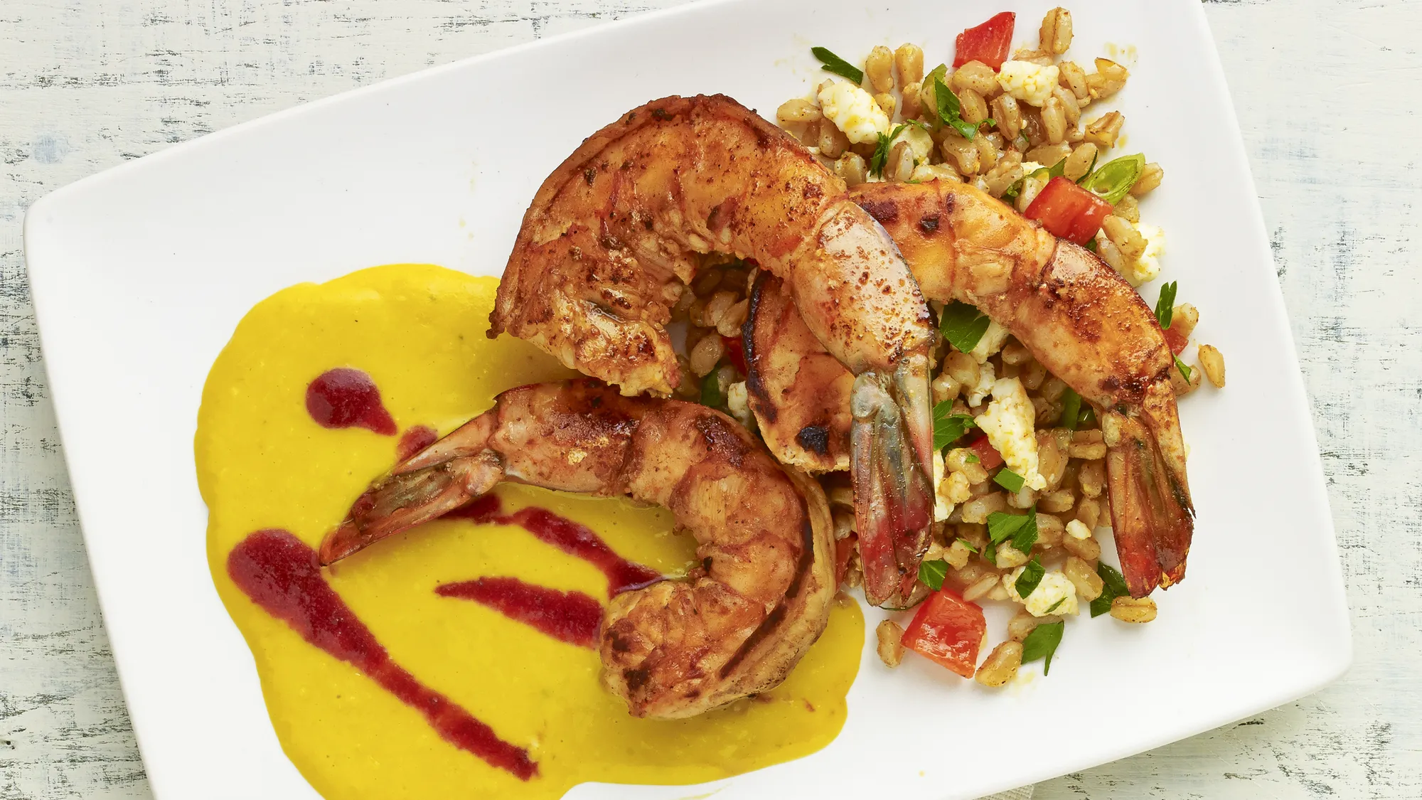 Gambas con especias, puré de maíz y salsa de ciruela
