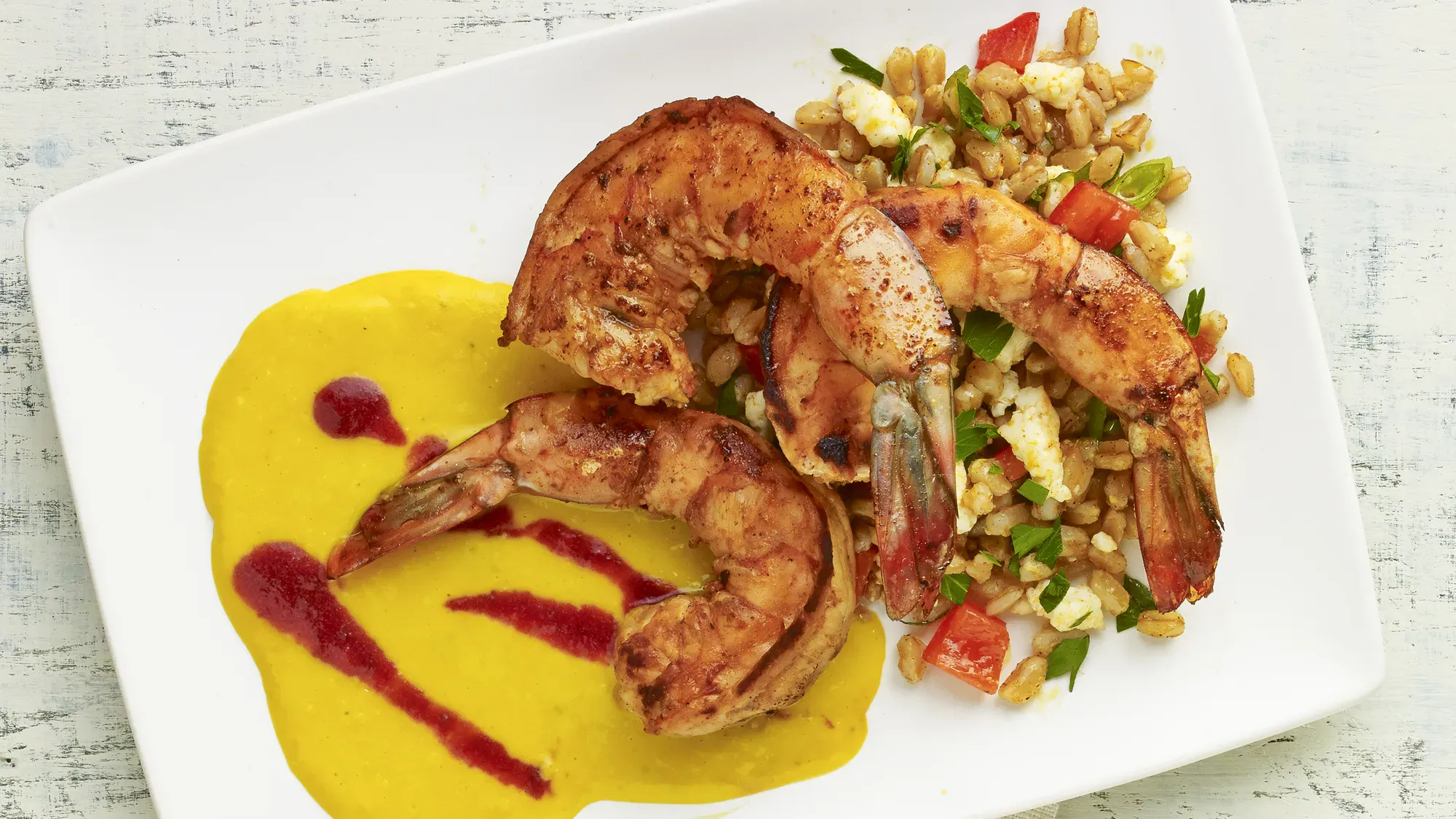 Gambas con especias, puré de maíz y salsa de ciruela