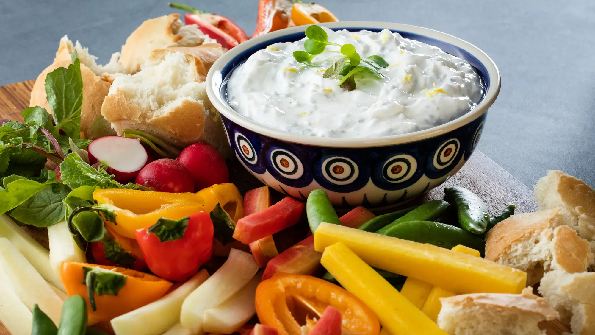Salsa de Yogur Cítrico con Hierbas y Semillas de Albahaca