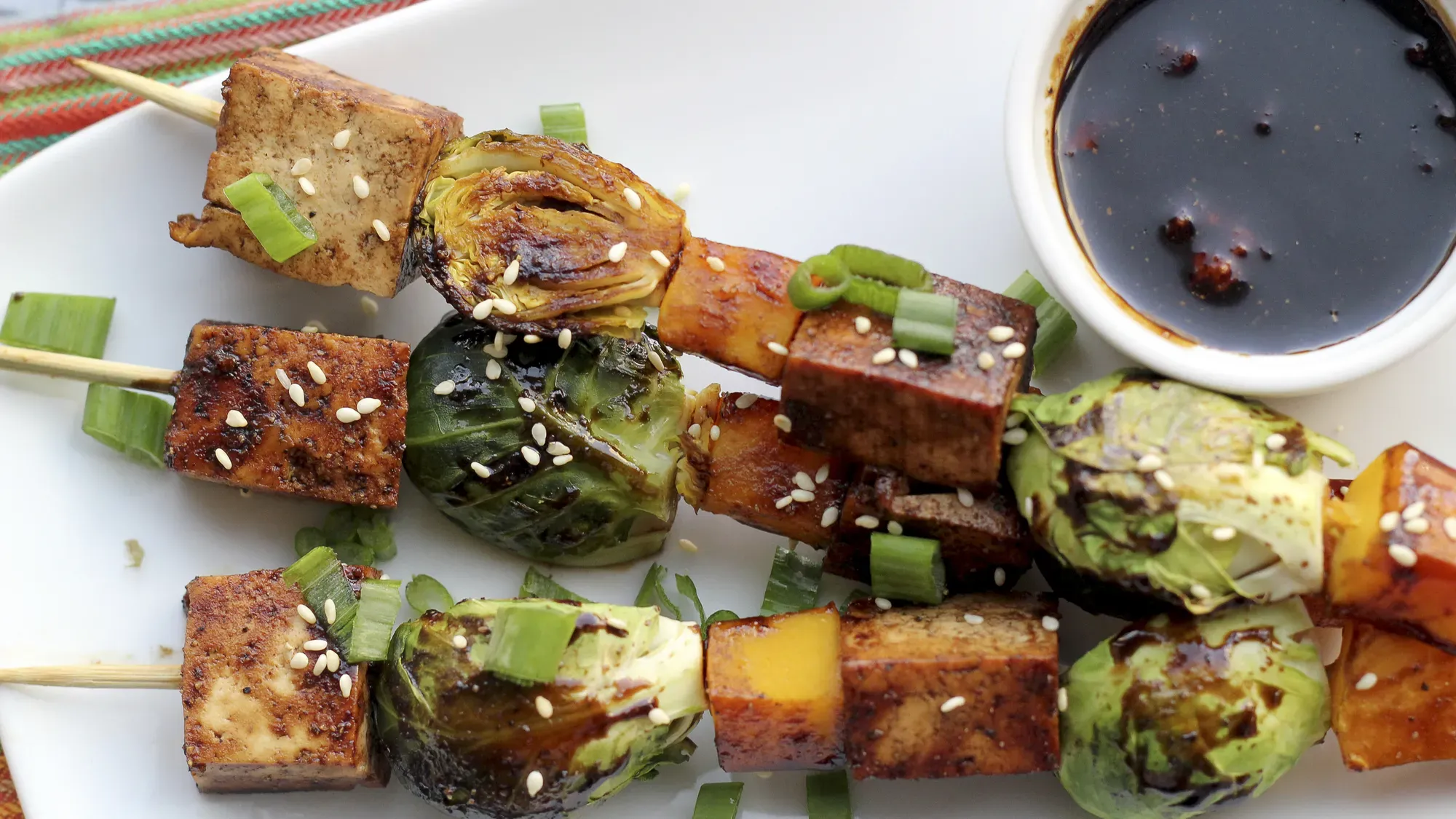 Brochetas de tofu, calabaza y coles de Bruselas