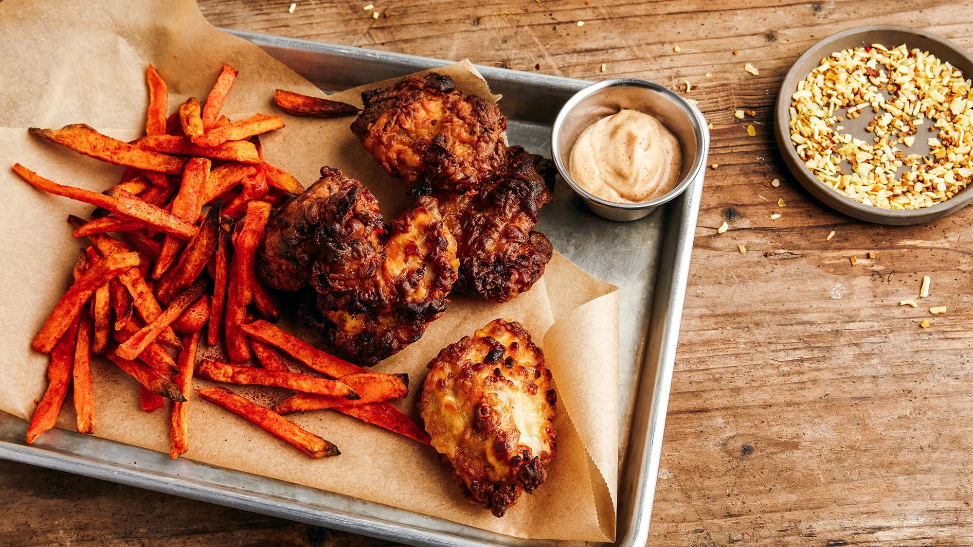 Poulet frit Yassa, frites de patates douces et mayonnaise au gingembre