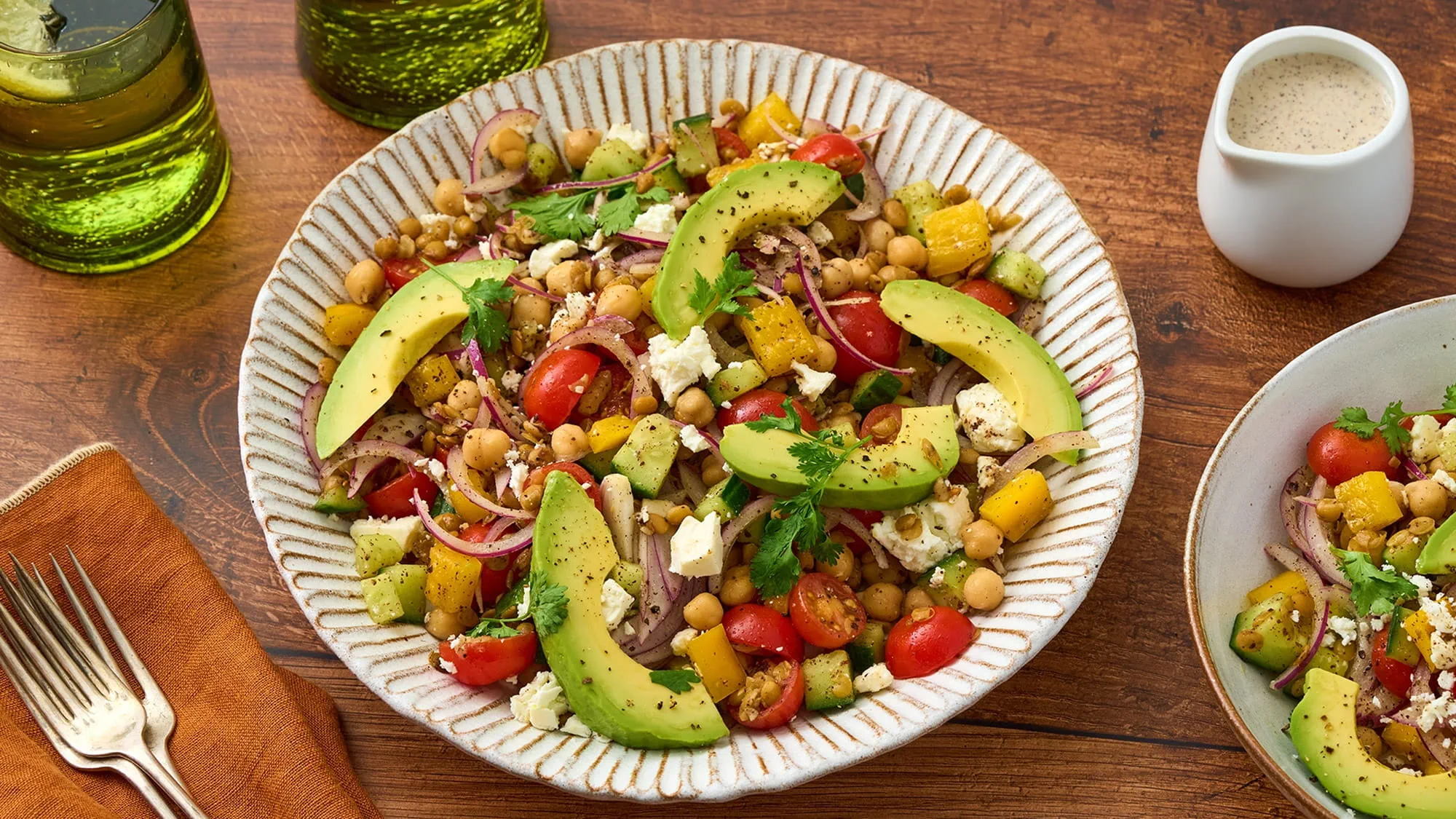 Salade de lentilles et légumes et sauce crémeuse au sumac