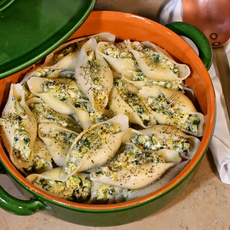 Conghiglioni farcis, ricotta, herbes de Provence et courgettes