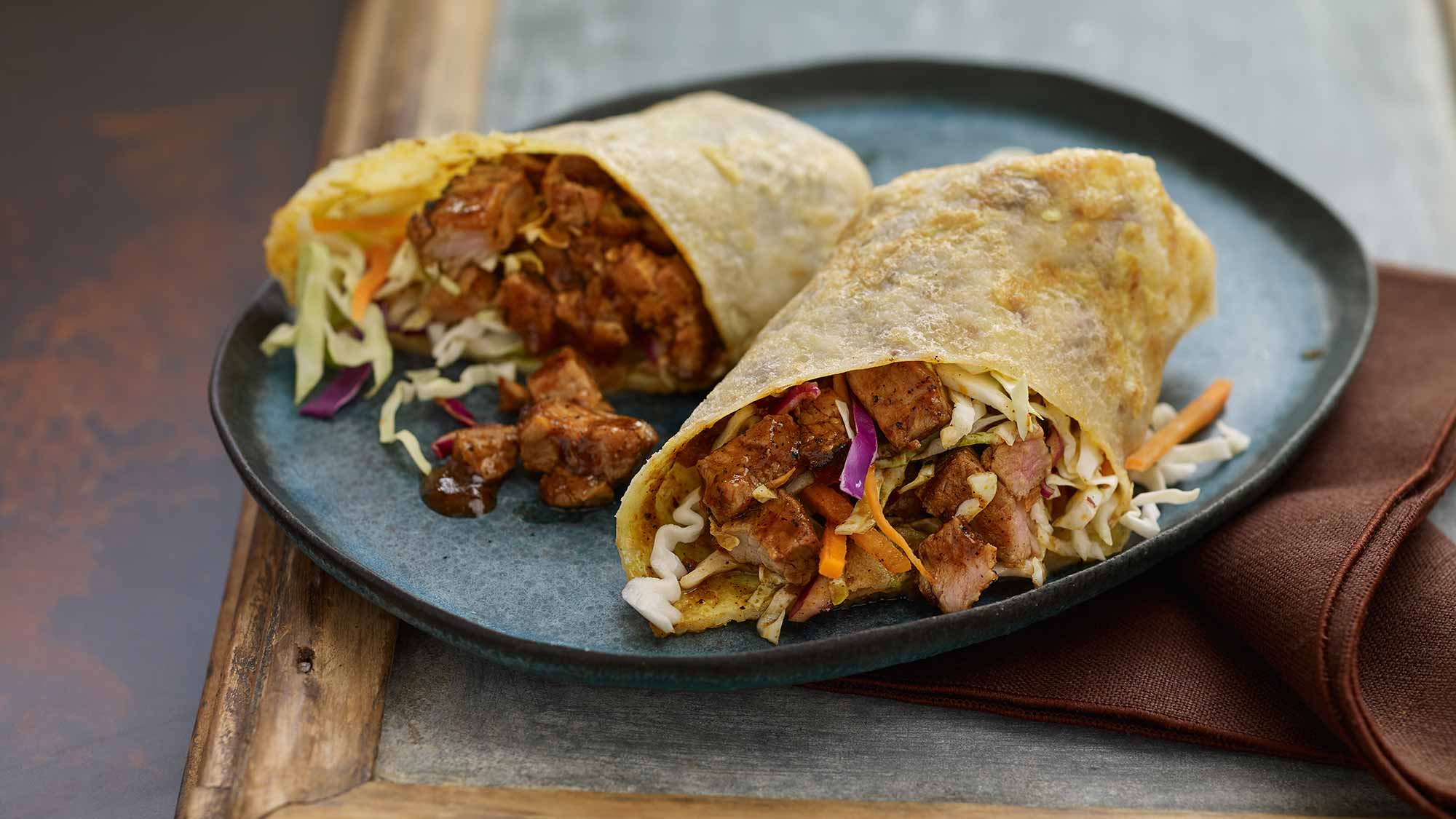 crepes asiaticas de huevo con cerdo al estilo burnt ends y salsa carolina