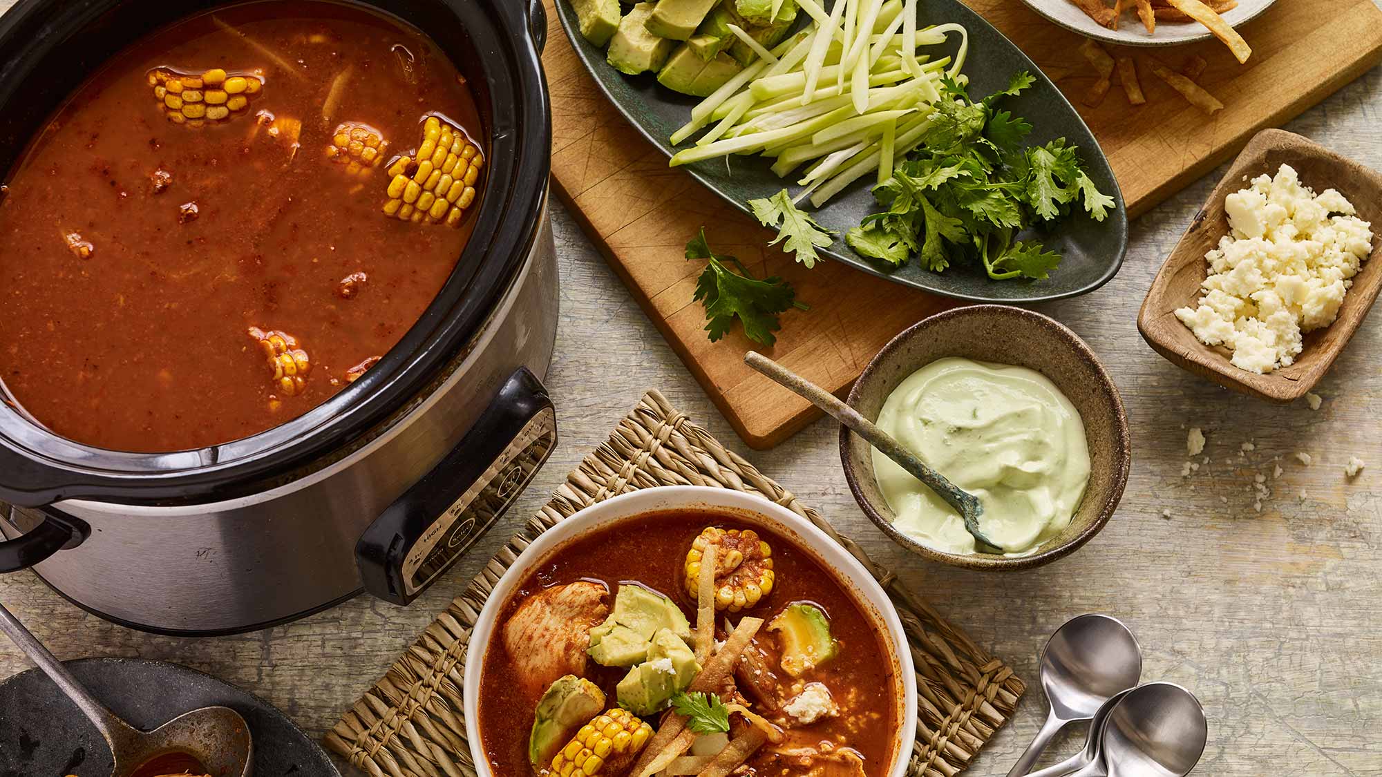 Caldo al estilo hot pot poblano con aguacate